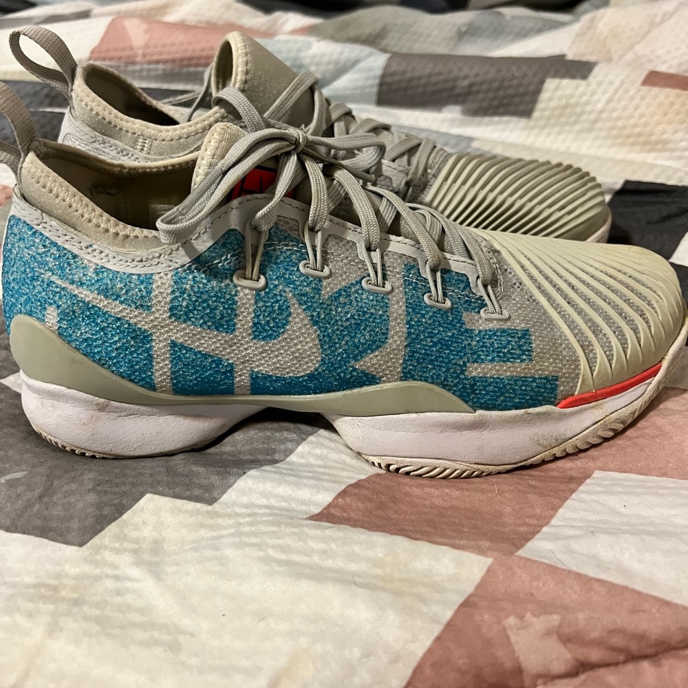 Nike - Picture 3 of 5